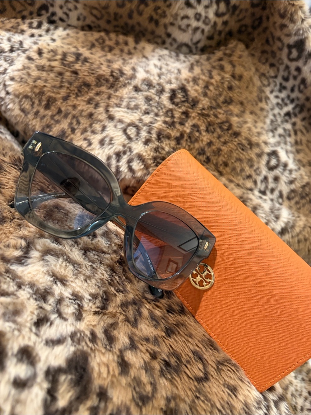 TORY BURCH  Sunglasses in transparent  charcoal with Orange Case